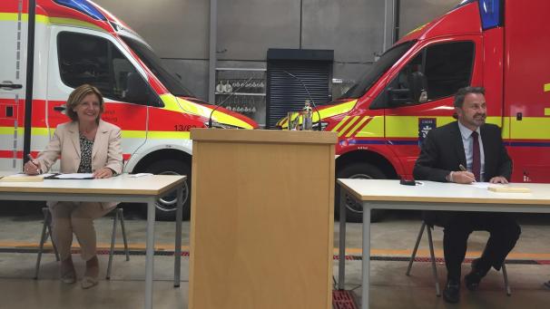 <p>Malu Dreyer (l.), Ministerpräsidentin aus Rheinland-Pfalz, und Xavier Bettel, Premierminister von Luxemburg, unterzeichnen ein Abkommen zur grenzüberschreitenden Notfallrettung. Für Unfälle, medizinische Notlagen oder Naturkatastrophen: Luxemburg und Rheinland-Pfalz haben am Montag eine grenzüberschreitende Notfallrettung vereinbart - um in Grenzgemeinden schnelle Hilfe sicherzustellen. Foto: Birgit Reichert/dpa +++ dpa-Bildfunk +++ | usage worldwide</p>