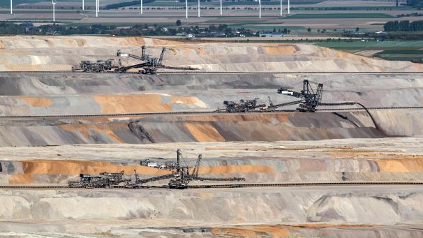 <p>Im Tagebau Hambach arbeiten Bergbaumaschinen. Das nordrhein-westfälische Kabinett hat die lang erwartete neue Leitentscheidung zum Braunkohleabbau im Rheinischen Revier auf den Weg gebracht.</p>