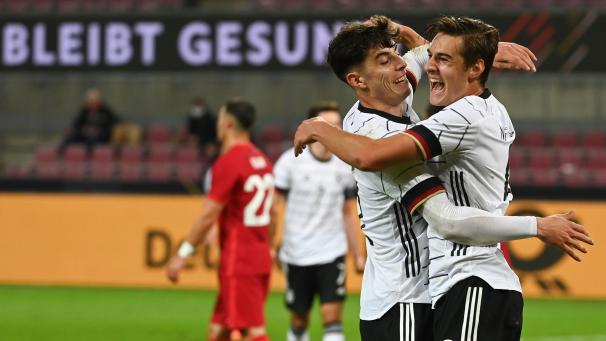 <p>Florian Neuhaus feiert mit dem Aachener Kai Havertz (l.) sein Tor zum 2:1.</p>