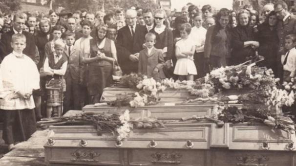 <p>Das Begräbnis wurde von zahlreichen Menschen besucht. Die Abschiedsmesse wurde auf dem Kelmiser Kirchplatz zelebriert.</p>