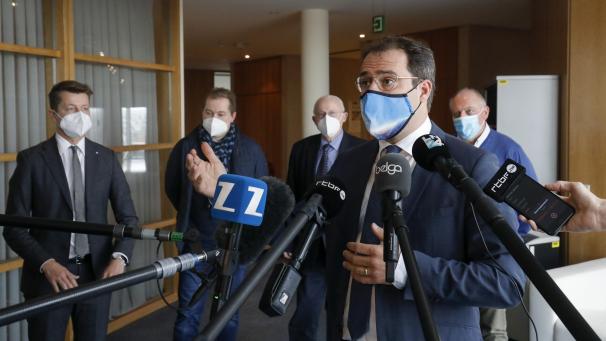 <p>Minister David Clarinval (vorne) sprach am Donnerstag zwei Stunden lang mit Vertretern von Horeca-Verbänden.</p>