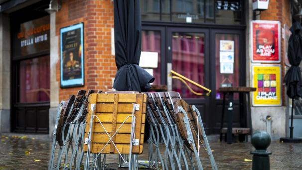 <p>Seit Donnerstagmorgen sind die Cafés und Bars in Brüssel für einen Monat geschlossen, aber rund um die Regelung ist noch viel undeutlich.</p>