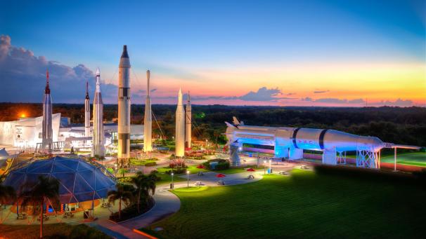 <p>Viele von uns haben noch immer eine nostalgische Sicht auf die USA und verbinden die Vereinigten Staaten mit Namen wie Kennedy oder Cape Canaveral und der Mondlandung. Dieses Amerika gibt es schon lange nicht mehr.</p>