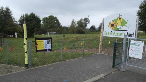 <p>Auf dem Gelände unterhalb der Gemeindeschule in Richtung Friedhof soll die Multisportanlage entstehen. Die Umsetzung ist für 2021 geplant.</p>