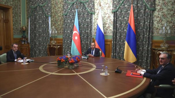 <p>Dieses vom Pressedienst des russischen Außenministeriums zur Verfügung gestellte Foto zeigt Sergej Lawrow (M), Außenminister von Russland, Sohrab Mnazakanjan (r), Außenminister von Armenien, und Jeyhun Bayramov, Außenminister von Aserbaidschan, während eines gemeinsamen Treffens.</p>