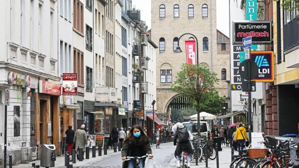 <p>Die Corona-Zahlen steigen vor allem in den großen Städten in NRW immer weiter. Auch in Köln gelten nun verschärfte Auflagen.</p>