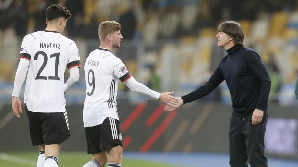 <p>Deutschlands Trainer Joachim Löw (rechts) - hier mit seinen Spielern Timo Werner (Bildmitte) und Kai Havertz (links) - in Kiew jubeln.</p>