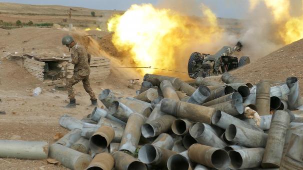 <p>Ein Soldat der armenischen Armee feuert Anfang Oktober in der Region Berg-Karabach eine Kanone ab.</p>