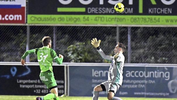 <p>Philippe Kroha überlupft HSV-Torwart Dennis Harth zur Kelmiser 1:0-Führung.</p>
