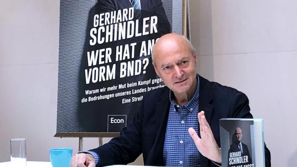 <p>Gerhard Schindler stellt sein Buch vor.</p>