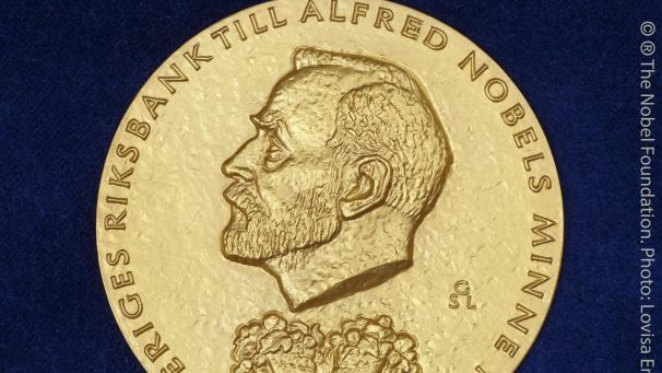 <p>Die goldene Medaille, die mit dem Wirtschaftsnobelpreis vergeben wird.</p>