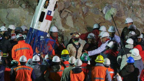 <p>Rettungsteams freuen sich über die Rettung eines Kumpels aus der Mine San Jose. Die ganze Welt fieberte mit, als die 33 verschütteten Bergleute aus der Mine in der Atacama-Wüste an die Erdoberfläche geholt wurden.</p>