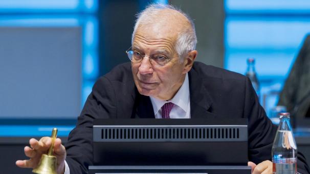 <p>Josep Borrell, EU-Außenbeauftragter, läutet eine Glocke, um den Beginn eines Treffens der Außenminister der Europäischen Union im Gebäude des Europäischen Rates zu signalisieren.</p>