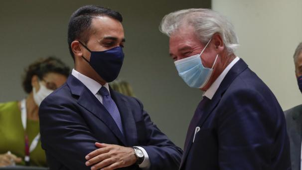 <p>Jean Asselborn (r.), Außenminister von Luxemburg, spricht mit Luigi Di Maio, Außenminster von Italien, bei einem Treffen der EU-Außenminister im Gebäude des Europäischen Rates.</p>
