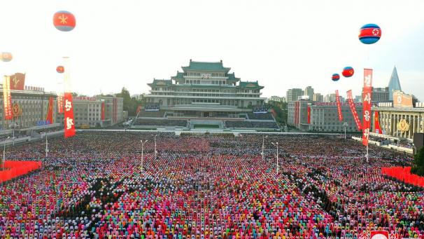 <p>Nordkorea, Pjöngjang: Dieses von der staatlichen nordkoreanischen Nachrichtenagentur KCNA am 11. Oktober zur Verfügung gestellte Foto zeigt die Feierlichkeiten anlässlich des 75. Jahrestages der Gründung der Arbeiterpartei Koreas.</p>