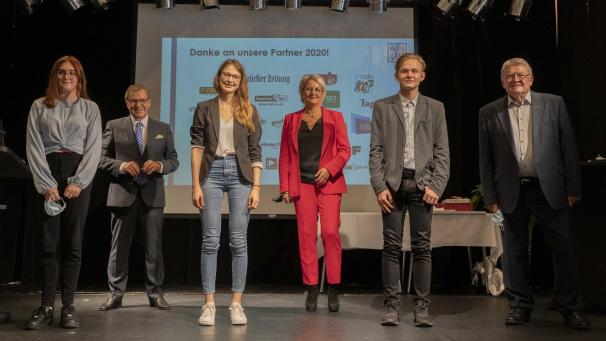 <p>Das Bild zeigt von links: Leonie Prange, Jan Hofer (Schirmherr), Céline Gils, Ruth Meyer (Direktorin der Landesmedienanstalt Saarbrücken), Peer Schwiders, und Dr. Gerd Bauer (Direktor des Medienkompetenznetzwerks).</p>