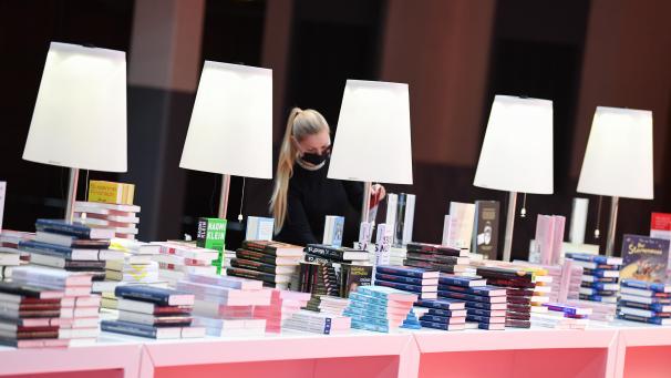 <p>Eine Mitarbeiterin der Frankfurter Buchmesse steht vor der Eröffnungspressekonferenz der Frankfurter Buchmesse an einem Buchstand in der Festhalle. Die corona-bedingte Sonderausgabe 2020 der Buchmesse findet vom 14. bis 18. Oktober statt.</p>