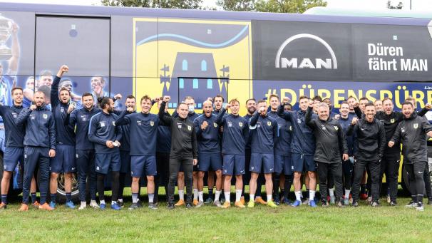 <p>Das bisher größte Fußball-Abenteuer beginnt für Dürens Amateur-Kicker mit einer luxuriösen Fahrt im exklusiven Mannschaftsbus.</p>