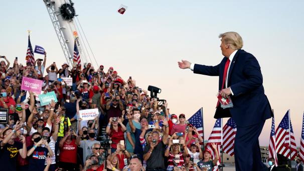 <p>Donald Trump wirft Gesichtsmasken in die Menge, als er zu einer Wahlkampfkundgebung am Orlando Sanford International Airport eintrifft.</p>
