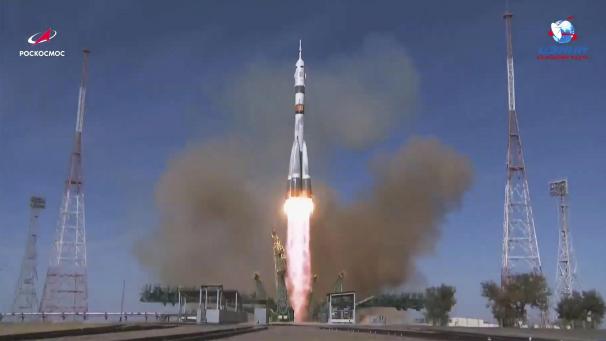 <p>In diesem Bild aus Videomaterial, das von der Roscosmos Space Agency veröffentlicht wurde, startet vom Weltraumbahnhof Baikonur eine Sojus-Rakete mit den Raumfahrern Rubins, Ryschikow und Kud-Swertschkow an Bord.</p>