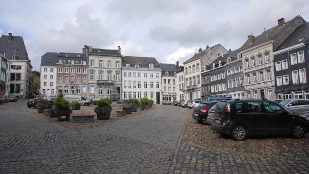 <p>Der altehrwürdige und unter Denkmalschutz stehende Remaklusplatz in Stavelot soll eine spürbare Aufwertung erfahren. Als Parkplatz soll er dann ausgedient haben.</p>
