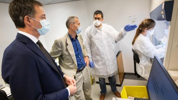 <p>Premier Alexander De Croo (l.) und Gesundheitsminister Frank Vandenbroucke (2.v.l.) besuchten am Mittwoch die Brüsseler Uniklinik St.-Luc. Die Krankenhäuser in der Hauptstadt sehen sich aufgrund der alarmierenden Entwicklung der Pandemie gezwungen, die Hälfte ihrer Intensivbetten für Covid-Patienten zu reservieren.</p>
