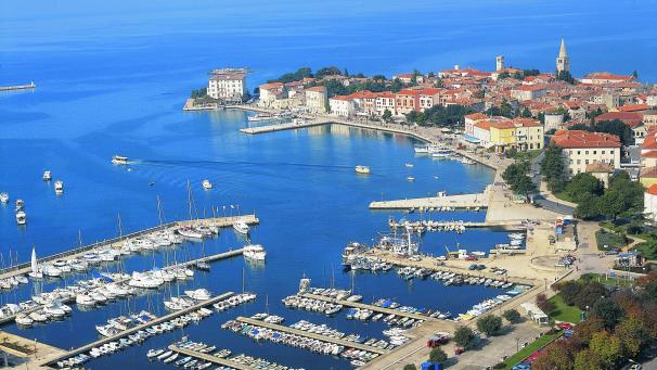 <p>Noch grün: die kroatische Halbinsel Istrien (hier: der beliebte Sommerbadeort Porec).</p>