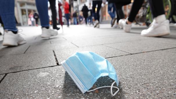 <p>Das Tragen einer Maske im öffentlichen Leben ist ein wichtiger Baustein, um die Verbreitung des Coronavirus einzudämmen.</p>
