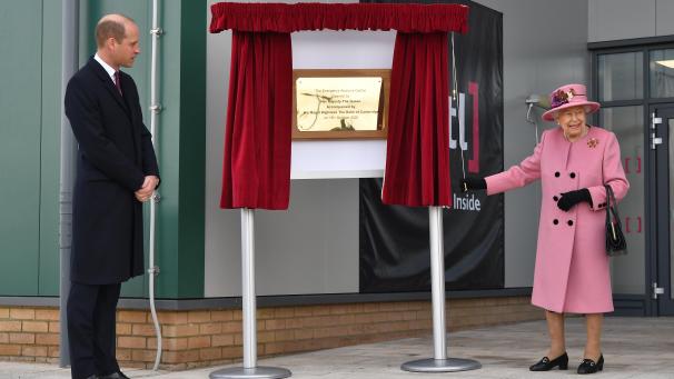 <p>Prinz William (links) schaut zu, als Königin Elisabeth II. von Großbritannien während eines Besuchs bei einem Rüstungstechnologiezentrum in der Nähe der südenglischen Stadt Salisbury eine Gedenktafel enthüllt. Zum ersten Mal seit Beginn der Corona-Pandemie ist die Queen wieder öffentlich aufgetreten.</p>