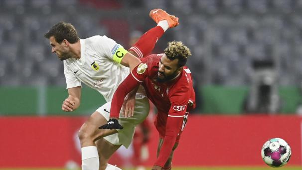 <p>Ein Zweikampf zwischen Dürens Mario Weber (links) und Bayerns Matchwinner Eric Maxim Choupo-Moting</p>