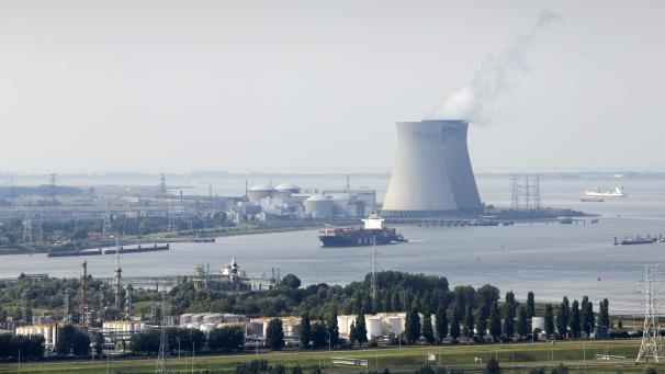 <p>Ein Blick von oben auf das AKW Doel</p>
