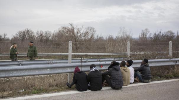 <p>März 2020, Griechenland, Didymoteicho: Sechs Migranten aus Togo in Afrika sitzen auf einer Straße, nachdem sie, aus der Türkei kommend, den Grenzfluss Mariza, der auch Evros heißt, durchquert hatten und von griechischen Soldaten festgenommen worden waren.</p>