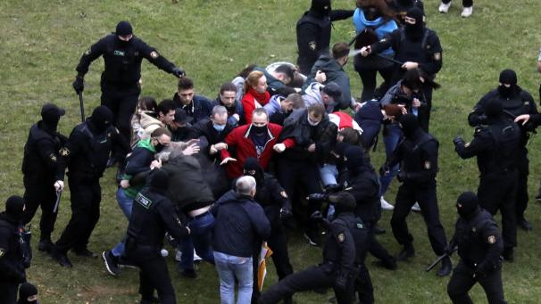 <p>Minsk: Uniformierte Polizisten gehen bei einem Protest der Oppositionellen mit Schlagstöcken gegen die Demonstranten vor.</p>