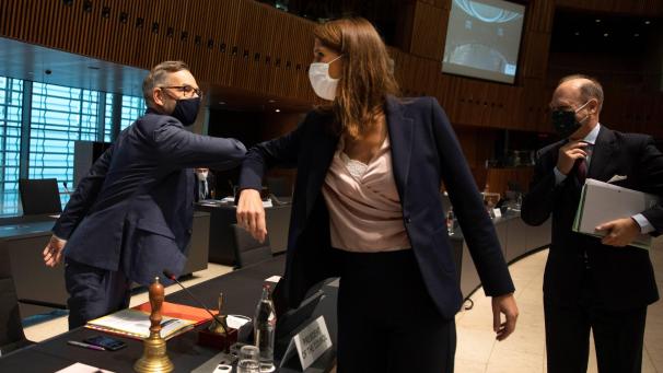 <p>Sophie Wilmès beim Außenministertreffen in Luxemburg am 13. Oktober. Links erkennt man Deutschlands Staatsminister für Europa, Michael Roth.</p>