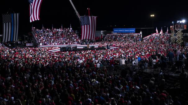 <p>Donald Trump spricht auf einer Wahlkampfkundgebung auf dem Regionalflughafen Middle Georgia in Macon.</p>