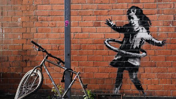 <p>Das neueste Street-Art-Werk des britischen Künstlers Banksy auf einer Backsteinfassade in der Rothesay Avenue zeigt ein Mädchen, das mit einem Hula Hoop Reifen spielt.</p>