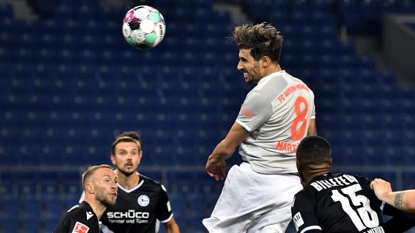 <p>Javi Martinez (2.v.r) von Bayern köpft den Ball.</p>