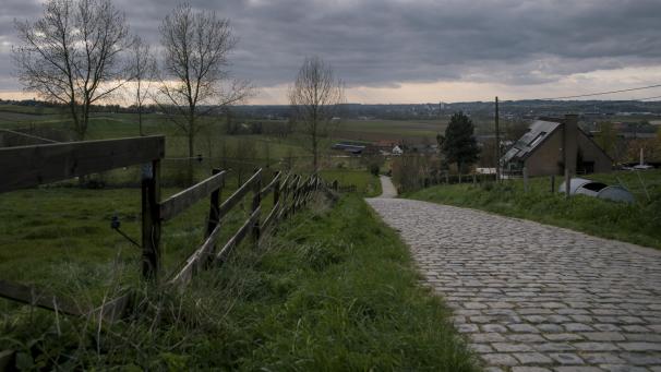 <p>Dieses Foto zeigt den Paterberg, eine der Kopfsteinpflasterpassagen bei der „Ronde“, die an diesem Sonntag ausgetragen wird.</p>