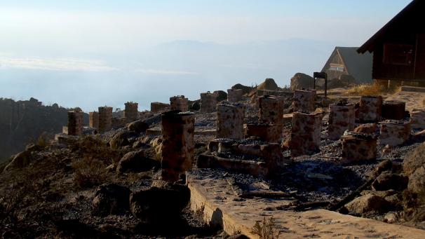 <p>Der Kilimandscharo mit seinem Spitznamen „Dach von Afrika“ gilt als Tansanias Wahrzeichen. Auf dem Bild erkennt man die steinernen Fundamente einer abgebrannten Hütte.</p>