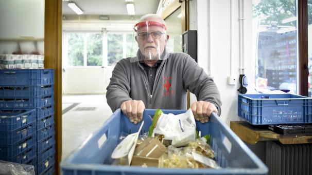 <p>Arthur Leys, ehrenamtlicher Leiter der Lebensmittelbank, holt Lebensmittelspenden bei Supermärkten, Bäckereien und regionalen Produzenten ab. So sind im Laufe der Jahre unzählige Kilometer zusammengekommen. Im Sommer hat der 63-Jährige die 100.000-Kilometer-Marke geknackt.</p>