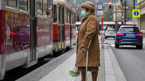 <p>Die tschechische Regierung eine Maskenpflicht an Haltestellen und in öffentlichen Verkehrsmitteln verordnet.</p>