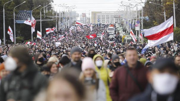 <p>Demonstranten mit Mund-Nasen-Schutz und historischen belarussischen Nationalfahnen nehmen an einem Protest der Opposition gegen die offiziellen Ergebnisse der Präsidentschaftswahlen teil.</p>