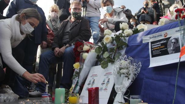 <p>Zahlreiche Menschen hatten sich am Sonntag nach der brutalen Ermordung des Lehrers in Paris zu einer Solidaritätsdemonstration versammelt.</p>