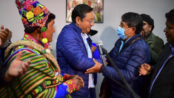 <p>Der linksgerichtete Kandidat Luis Arce (Bildmitte) liegt bei der Präsidentschaftswahl in Bolivien Nachwahlbefragungen zufolge vorne.</p>