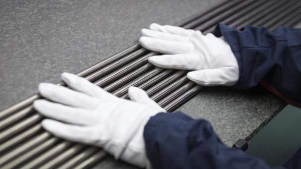 <p>Ein Produktionsfacharbeiter überprüft mit Uran angereicherte Brennstäbe in Lingen in der Brennelemente-Produktion des Unternehmens Areva.</p>
