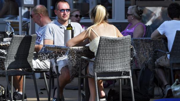 <p>Ein Impfstoff und vor allem auch das schöne Wetter könnten dazu beitragen, dass im Sommer ein „fast normales“ Leben erneut möglich wird.</p>