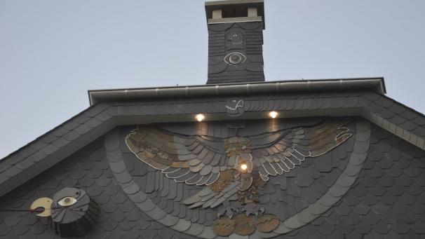 <p>Einen Durchmesser von 3,60 Meter hat das Adlernest, das von oben angestrahlt wird. Auch das Adlerauge leuchtet in der Dunkelheit.</p>