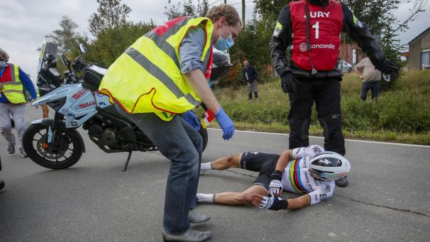 <p>Julian Alaphilippe nach seinem Sturz bei der Flandern-Rundfahrt</p>