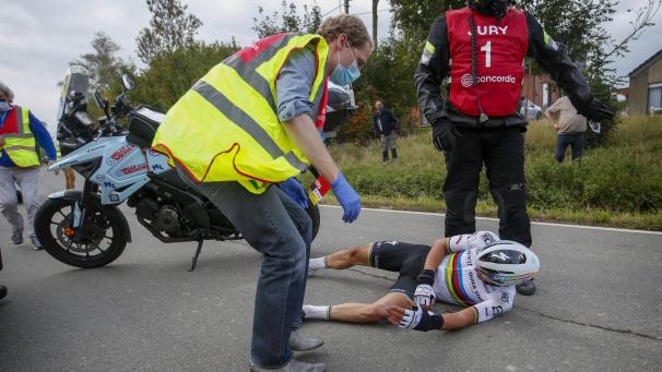 <p>Julian Alaphilippe nach seinem Sturz.</p>