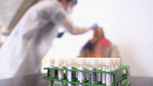 <p>Die Priorität beim Testen gilt jetzt den Menschen mit Covid-Symptomen und den Ausbrüchen in Schulen, Unternehmen, Krankenhäusern oder Altenheimen.</p>